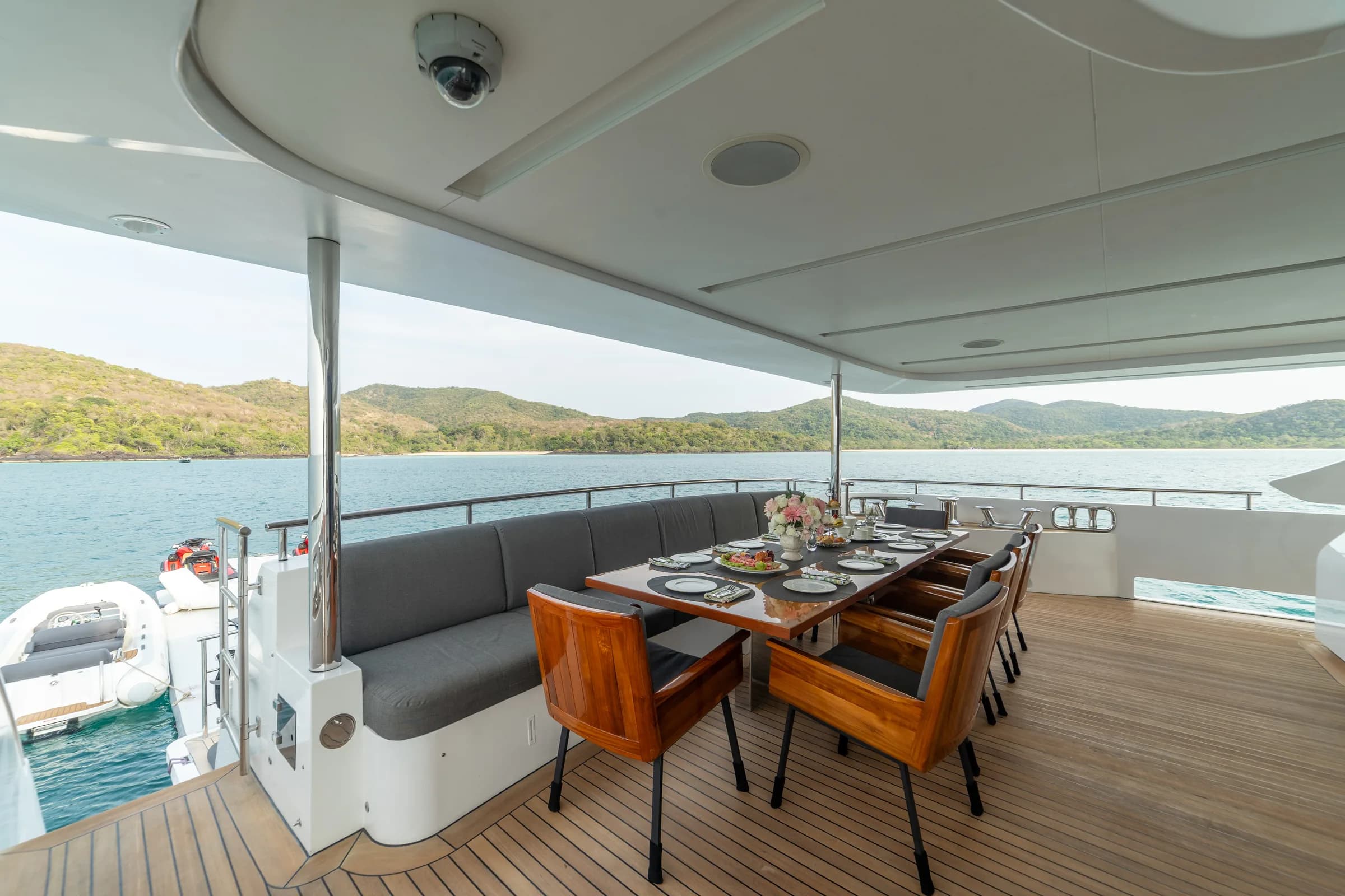 Alfresco dining on the main aft deck